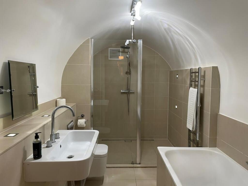 Beautiful 3 Bed Basement Flat With Garden Bath Exterior foto